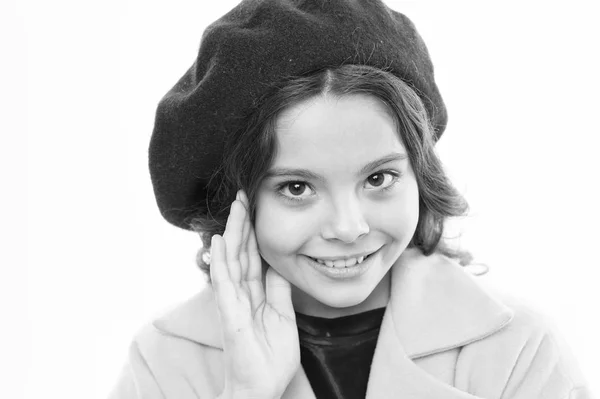 Accessorio di berretto alla moda per femmina. Moda primaverile. L'umore da sogno. Accessori moda per bambini piccoli. Vestirsi come una ragazza di moda. Ragazzo piccolo carino ragazza sorridente volto in posa in cappello isolato su bianco — Foto Stock