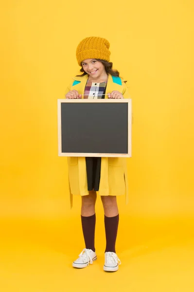 Alleen relevante informatie. Moderne schoolmeisje met schoolbord. School meisje schattig leerling houden Blackboard kopie ruimte. School aankondiging concept. Veranderingen in het schoolleven. Informatie over school schema — Stockfoto