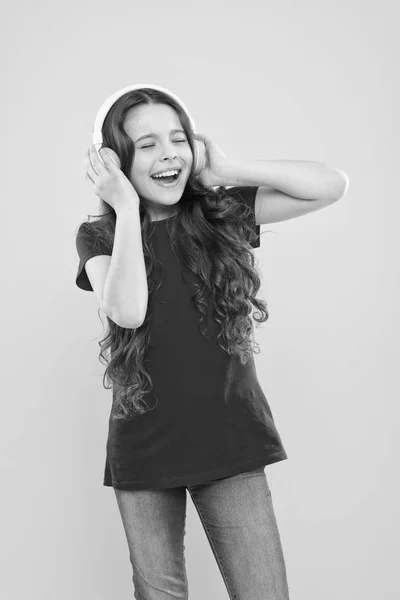 Coge el ritmo. Los niños o adolescentes disfrutan de la música en los auriculares. Niña disfrutando de su música favorita. Un chico escuchando auriculares musicales. Concepto de ritmo musical. Entretenimiento y diversión. Las mejores canciones de verano — Foto de Stock