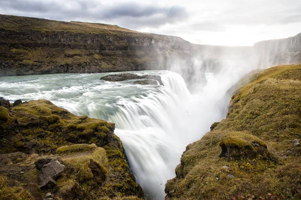 Η ομορφιά του φαραγγιού. Καταρράκτης που βρίσκεται στο φαράγγι του ποταμού Ισλανδία. Ο γρήγορος καταρράκτης του ποταμού. Νερό όμορφη ροή ρεύμα. Τοπίο της φύσης. Για τους τουριστικούς προορισμούς της Ισλανδίας. Καταρράκτης στην Ισλανδία. Υγρός αέρας — Φωτογραφία Αρχείου