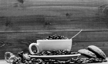 Yulaf kurabiyesi ile kahve molası. İlham ve enerji şarjı için içecek. Fincan tam kahve kahverengi kavrulmuş fasulye mavi ahşap arka plan. Taze kavrulmuş kahve çekirdekleri. Kafein konsepti. Cafe içecekler menüsü