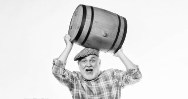 Fermantasyon ürünü. Bira fıçısı olan retro adam. Bilgin. ahşap varil. oktoberfest festivali. alkol olgunlaşan bira fabrikası. Ev yapımı şarap. Adam sakallı kıdemli şarap için ahşap varil taşımak