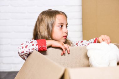 Hazinelerinizi teslim edin. Oyuncaklar için depolama. Teslimat hizmetlerinin yerini değiştirme. Çocukluğuna mutlu anlar yaşatıyor. Sigorta posta paketi. Mutluluk vermek. Oyuncaklar ile küçük çocuk açık sonrası paketi