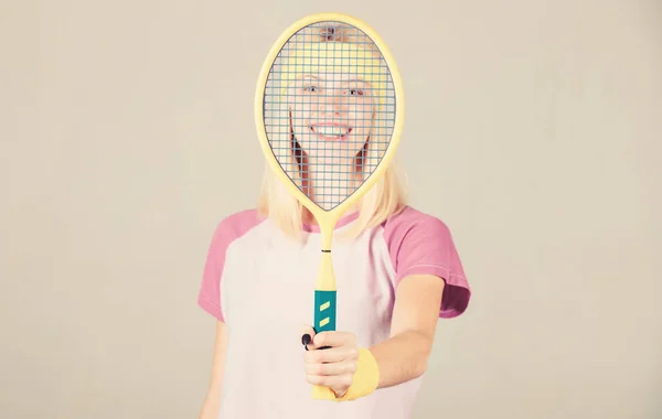 Женщина держит теннисную ракетку в руке. Концепция теннисного клуба. Теннисный спорт и развлечения. Активный отдых и хобби. Девушка стройная блондинка играет в теннис. Спорт для поддержания здоровья. Активный образ жизни — стоковое фото