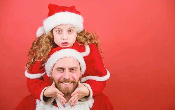 クリスマスの家族の伝統。サンタの衣装でお父さんと娘かわいい子供。幸せな子供時代クリスマスの家族の休日。父のクリスマスのコンセプト。休日を特別なものにしてください。一緒にクリスマスを祝う — ストック写真