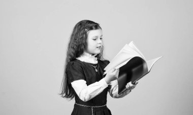 bilgi.bilgi ve eğitim arıyor. Okula geri dön. ev işi. ciddi küçük kız öğretmen olmak istiyor. kağıt klasörü ile küçük kız. günlük notları için not defteri. çalışma dersi