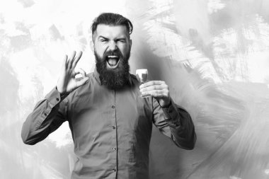 Sakallı adam, uzun sakallı. Renkli doku backgrou alkollü kırmızı çekim tutan kahverengi gömlek bıyıklı brutal kafkas mutlu hipster