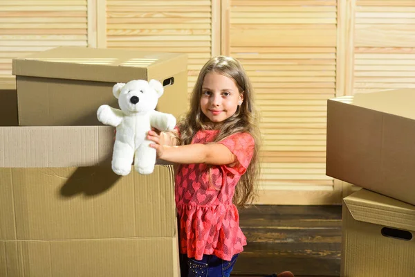 Only true friend. Girl child play with toy near boxes. Move out concept. Packaging things. Stressful situation. Divorce and separation. Family problem. Prepare for moving. Moving out. Moving routine — Stock Photo, Image