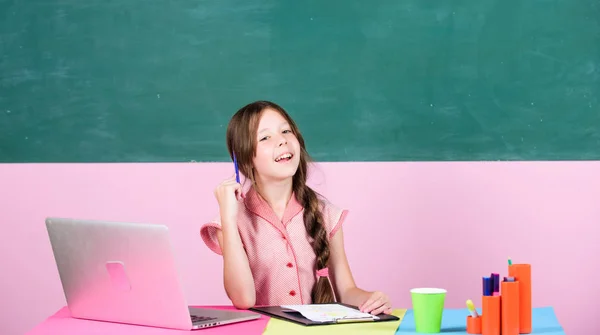 Σκεπτόμενη κοπέλα. μικρό κορίτσι μαθητής με φορητό υπολογιστή. έξυπνη σχολική κοπέλα στην τάξη. πίσω στο σχολείο. Παιδική μελέτη στο διαδίκτυο. ημέρα της γνώσης. Διαδικτυακή εκπαίδευση. Δουλεύω στο πρότζεκτ. 4G Internet για ιστολόγιο — Φωτογραφία Αρχείου