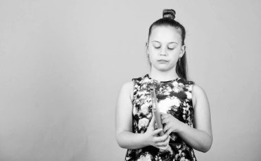 yazmak için çalışma kitapları. not almak için okul günlükleri. pembe not defteri ile küçük kız. not defteri ile okul çocuğu. şık moda kız açık dizüstü bilgisayar. kopya alanı. güzel saç modeli ile kız