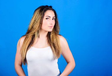 Stil kozmetik ürün. Kıvrımlı saç modelleri. Mavi arka plan üzerinde kadın şık saç modeli. Saç kıvrımlama yöntemi şekillendirme saç dalgalı olur. Kuaför salonu. Yıpranmış saçlar. Hacimli kıvrımlı saç