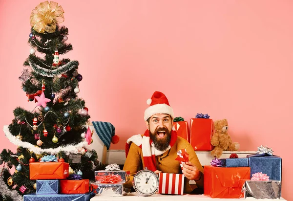 산타가 선물 상자를 들고 있어. 수염을 기르고 행복 한 얼굴을 한 남자 — 스톡 사진