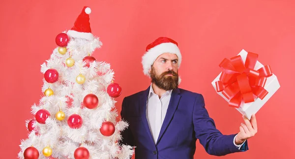 男のひげを生やしたヒップスター フォーマルなスーツの幸せは、クリスマスを祝います。ギフト サービスの概念。送信または受信のクリスマス プレゼント。男性の手に落ちるお祝いリボン弓付きギフト ボックスです。クイック ギフト配達 — ストック写真