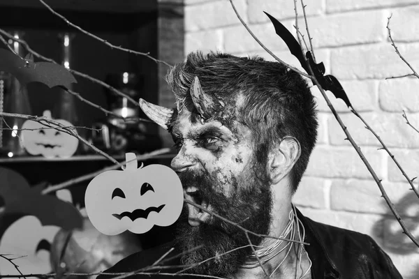 Концепция костюмированной вечеринки на Хэллоуин. Человек со страшным макияжем — стоковое фото