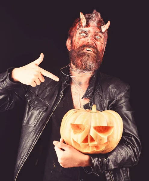 Diablo o monstruo con decoraciones de octubre. Demonio con cara asustada — Foto de Stock