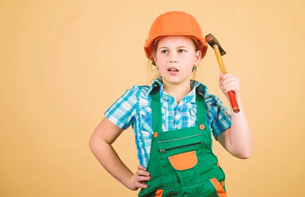 Miúda construtora. Construa você mesmo o seu futuro. Iniciativa criança menina chapéu duro construtor de capacete trabalhador. Ferramentas para melhorar a si mesmo. Desenvolvimento de cuidados infantis. Arquiteto engenheiro construtor. Profissão futura — Fotografia de Stock