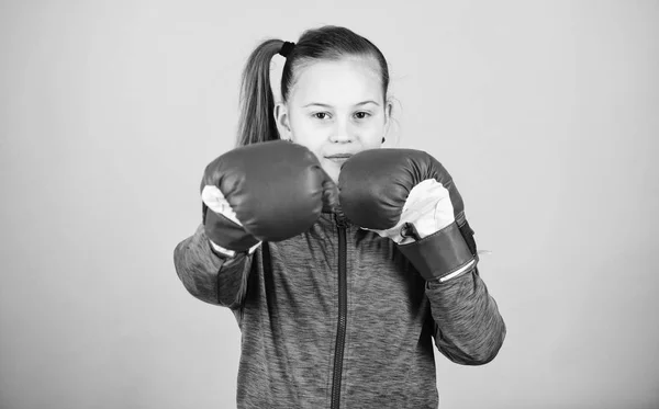 Con grande potere viene grande responsabilità. Contrariamente allo stereotipo. Boxer bambino con i guanti da boxe. Pugile donna. Educazione sportiva. La boxe fornisce una rigorosa disciplina. Ragazza simpatico pugile su sfondo blu — Foto Stock