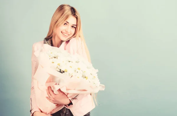 Сюрприз для дівчини. Дівчина ніжна чуттєва блондинка тримає букет квітів. Служба доставки квітів. Ромашкова квітка символ невинності і ніжності. Святкування її особливого дня. Обожнювати квіти — стокове фото
