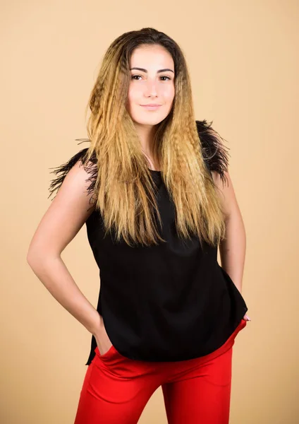 Enrolar e cravar o cabelo. Dicas de estilo de cabeleireiro. Devagar. Penteado frisado na moda. Moda menina penteado elegante. Método de crimpagem de cabelo styling cabelo tornar-se ondulado. Cabelo encarnado volumoso — Fotografia de Stock