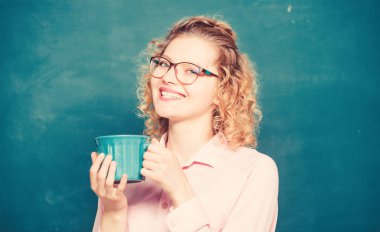 Taze kahve ile ısınmak. Okul öğretmeninin kahve molasına ihtiyacı var. Kahve fincanı olan kadın. enerji ve canlılık. enerji yükü. fikir ve ilham. Günaydın. kız çay içeceği ile ferahlatıcı