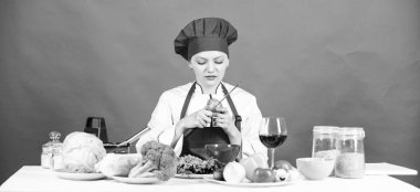 Ev hanımı soğan keserken ağlayarak pişirir. Soğanı doğrayın ve doğrayın. Soğan ları kesen gözler ve yaşlar. Acı çek, ama yapmaya devam et. Şef soğan soyma pişirin. Mutfak rutini. Kız sağlıklı yemek pişirme