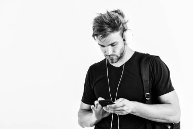 Modern teknolojiyi zevk için kullanmak. Sakin ol. Seksi kaslı adam müzik listesinden müzik dinler. Kulaklıklarınızı takın ve dinlenin. traşsız adam rahatla favori şarkıyla