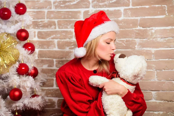 Feliz Natal e feliz ano novo. Festa de Ano Novo. menina feliz em chapéu de Papai Noel. entrega presentes de Natal. Uma mulher sorridente a celebrar o Natal. Feliz Ano Novo 2019. Parabéns sinceros. — Fotografia de Stock