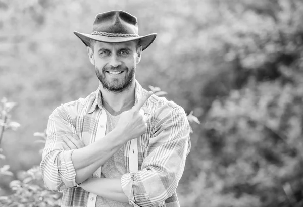 Exitoso granjero sexy. Campesino ecológico. Cosecha. feliz día de la tierra. Eco vivir. agricultura y cultivo agrícola. Rancho de jardinería. hombre rancho muscular en las plantas de cuidado sombrero de vaquero. Hacer el mundo verde —  Fotos de Stock