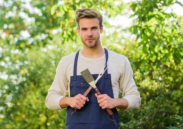 Öğle yemeği vakti. piknik pişirme gereçleri. Açık hava partisi hafta sonu. adam barbekü ızgara. Aile hafta sonu tatili. Yaz pikniği. Açık havada et kavurma araçları. Mutfak konsepti. Şef pişirme barbekü gıda