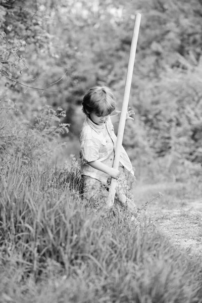 Menino com pá à procura de tesouros. Feliz infância. Caça de aventura para tesouros. Um ajudante a trabalhar no jardim. Criança bonito na natureza se divertindo com pá. Quero encontrar tesouros. — Fotografia de Stock