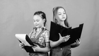 Çocuk bakımı gelişimi. Foreman müfettişi. Onarım. Güvenlik uzmanı. Gelecekteki mesleği. atölyede küçük kız tamir. İnşaat mühendisi mimar. Plan klasör notu ile çocuk işçi. biz bunu düzeltebilirsiniz.