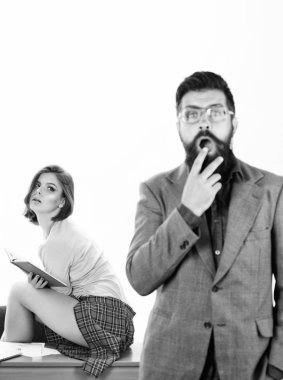 Hesap bakiyesini görüntüleme. Seksi bayan hesap defteri okurken şok bulanık adam. Şehvetli muhasebe memuru hesap raporu hazırlıyor. Şirket hesap bakiyesi oluşturma