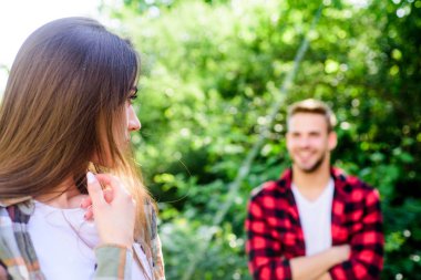 Güzel insanlar. Adam hipster aşık güzel kız düşüyor. Sıradan bir toplantı. İlk görüşten sevgi. Eğer kadın ondan hoşunu bilirse nasıl tepki verir. Aşık olmak. Saf duygular. Romantik tarih kavramı