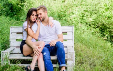 Sevgilimle rahatlamak. Aşıklar kucaklaşır. Aşık bir çift bankta oturuyor. Güven ve samimiyet. Şehvetli sarılma. Aşk ve romantizm kavramı. Yaz tatili. Parkta romantik bir randevu. Aşık yakışıklı adam güzel kız