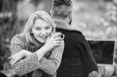 Hayır office rutin bir şey. Aile pikniği. İlişki. mutlu kız sıcak kahve içmek ya da şarap. adam arka ile otur. Bahar ruh. kamp ve yürüyüş. aşık çift bilgisayar ile sonbahar orman rahatlayın