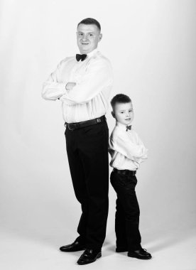 Centilmen yetiştirilme tarzı. Baba ve oğul resmi kıyafet kıyafeti. Büyüyün beyefendi. Papyonlu baba ve çocuk. Centilmen yetiştirilme tarzı. Resmi bir olay. Küçük oğlu asil adam babalar örnek aşağıdaki