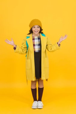 Giysi estetiği. Sonbahar kıyafeti. Modern genç kıyafet konsepti. Günlük okul hayatı için kıyafet. Serin ve şık hissediyorum. Sonbahar modası. Şık şapka ve palto giyen küçük kız. Schoolgirl fantezi çocuk