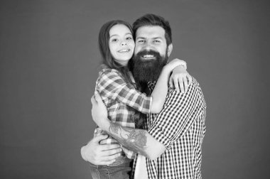 Babalar Günü'nü kutluyorlar. Aile değerleri kavramı. Aile bağları. Dostluk ilişkileri. Babası hippi ve kızı. Başarılı takım. Baba ve sevimli küçük kız kız kırmızı zemin üzerine adam sakallı