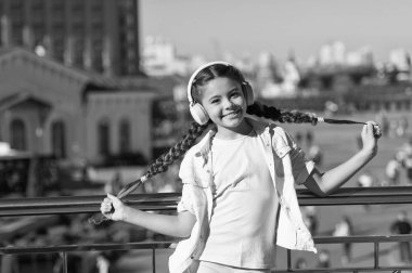 Şehir rehberi ve ses turu. Küçük turist kız ses kılavuzu uygulaması kullanarak şehri keşfediyor. Serbest seyahat tarzı. Şehirler ve müzeler arasında heyecanlı seyahatler. Ses turu kulaklık aygıtı