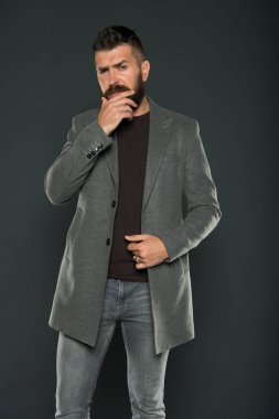 Sakallı adam moda hipster tarzı. Sıcak ceket. Günlük kıyafet. Sonbahar modası. Erkeksi bir görünüm. Acımasız hipster adam. Hipster sıradan kıyafetler giyiyor. Sakal saç ve şık saç kesimi ile Hipster