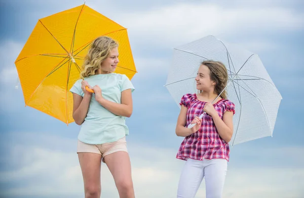 Känna sig bekväm. Tid att slappna av. lyckliga små flickor med paraply. positiv och ljus stämning. Bästa vänner. skoltid. höstsäsongen. regniga väderprognosen. höst Kid mode — Stockfoto