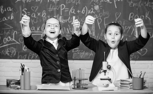 Σχολικό πείραμα. Κορίτσια σχολική στολή ενθουσιασμένοι αποδεικνύοντας την υπόθεσή τους. Σχολείο για χαρισματικά παιδιά. Μαθητές γυμνασίου με σε βάθος μελέτη των φυσικών επιστημών. Έρευνα σχολικών έργων — Φωτογραφία Αρχείου