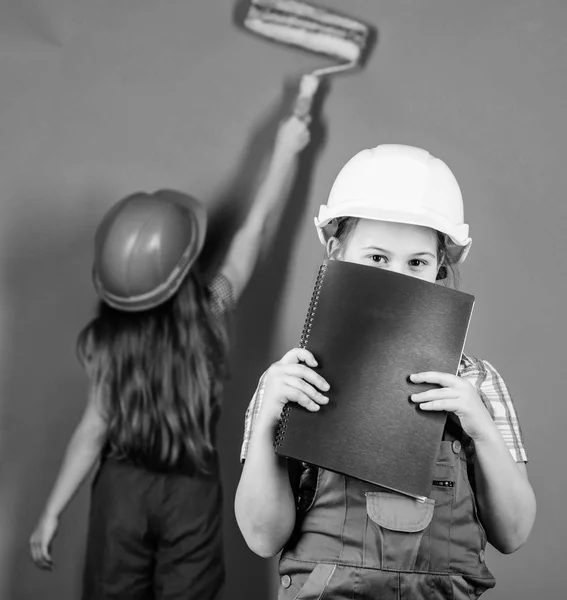 Ibolya a kedvenc színe. Gyermekek nővérek felújítása a szobájuk. A felújítási folyamat vezérlése. Gyerekek boldog felújító otthon. A falak átfesti. Lakásfelújítás tevékenység. Gyerekek lányok tervezés felújítása — Stock Fotó