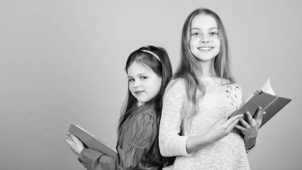 Niños pequeños y felices listos para la lección escolar. Chicas pequeñas con cuadernos. estudiantes leyendo un libro. Proyecto escolar. Hermandad de la amistad. libros de trabajo para escribir. De vuelta a la escuela. Preparación para los exámenes — Foto de Stock