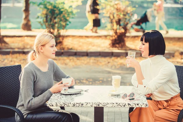 Vertrauensvolle Kommunikation. Freundschaft Schwestern. Freundschaftstreffen. weibliche Freizeit. Freundinnen trinken Kaffee. Gespräch Frauen Café-Terrasse. Freundschaftsfreundschaftliche Beziehungen. Gerüchte diskutiert — Stockfoto