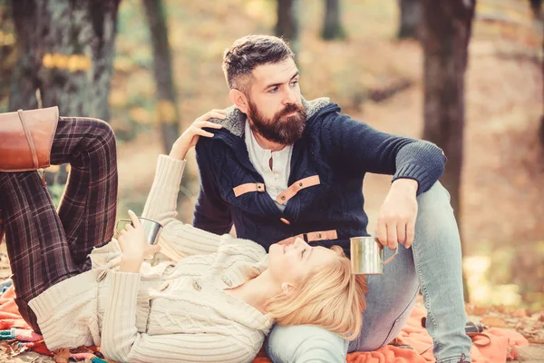 Picknick tijd. Gelukkig liefdevol paar ontspannen in park samen. Romantisch picknickbos. Verliefd stel toeristen ontspannen op een picknickdeken. Vakantie weekend picknick camping en wandelen. Toerisme — Stockfoto