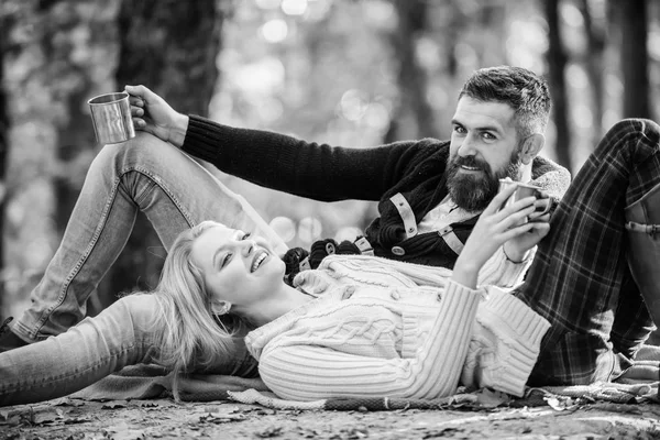 Romantisch picknick bos. Paar in liefde toeristen ontspannen op picknick deken. Vakantie weekend picknick kamperen en wandelen. Tourism concept. Picknick tijd. Gelukkig liefdevolle paar ontspannen in Park samen — Stockfoto