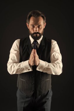 Bak, siluet iyi bak. Yaşına göre giyinmeyi. Şıklığı ve erkek tarzı. Şık tarzı. Adam adam beyaz gömlek ve klasik yelek kıyafet sakallı. Resmi kıyafeti. Şık kıyafet olgun adam