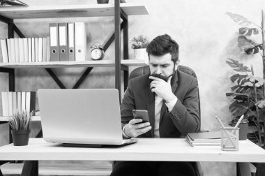 Sörf internet. Adam patron müdür sit ofis dizüstü bilgisayar ile sakallı. Yöneticisi iş sorunlarını çözme. İşadamı şarj başarılı iş çözümleri. İş stratejisi geliştirmek. Riskli iş