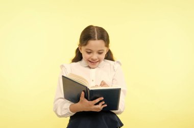 Okula dönelim. Çocukluk mutluluğu. Okul üniformalı mutlu küçük kız. Küçük kız çocuğu. özel ders. Zeki kız. Çocuklar Günü 'nde. Eğitim çevrimiçi. İhtiyacı olan kitap onda.
